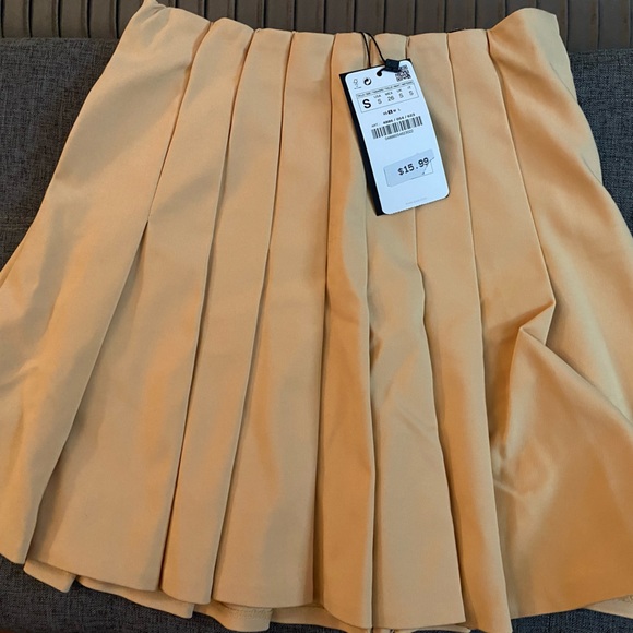 SOLD Zara pleated skirt. Sz S - Picture 2 of 2